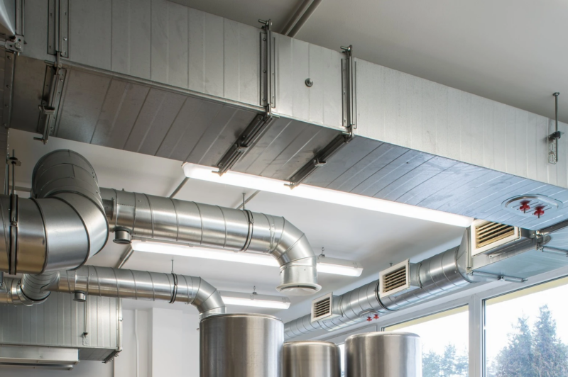 現場にてダクト取付